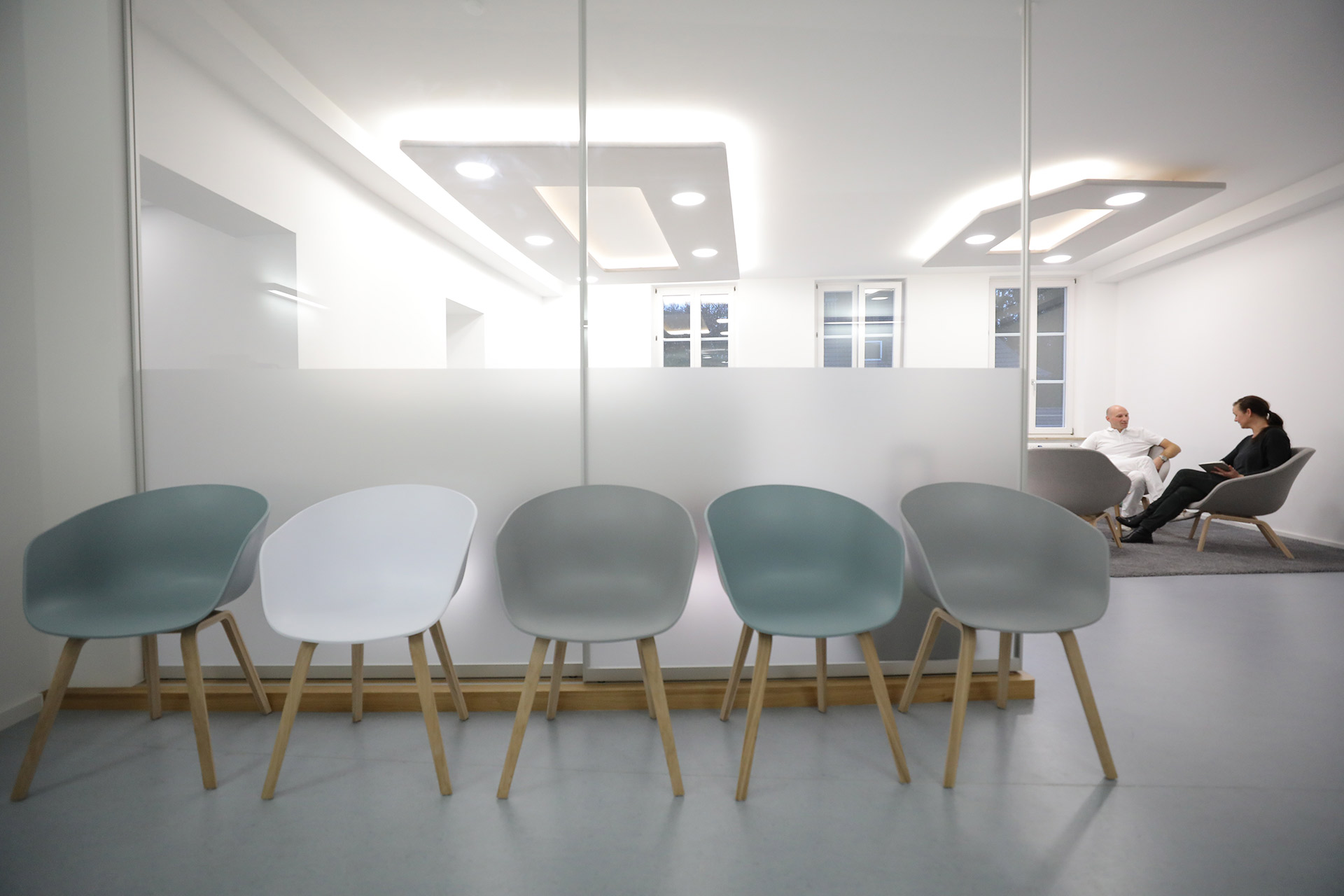 Wartezimmer und Blick in den Empfangsbereich